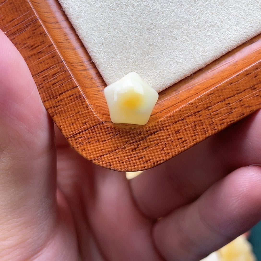 琥珀裸石未镶嵌蜜蜡