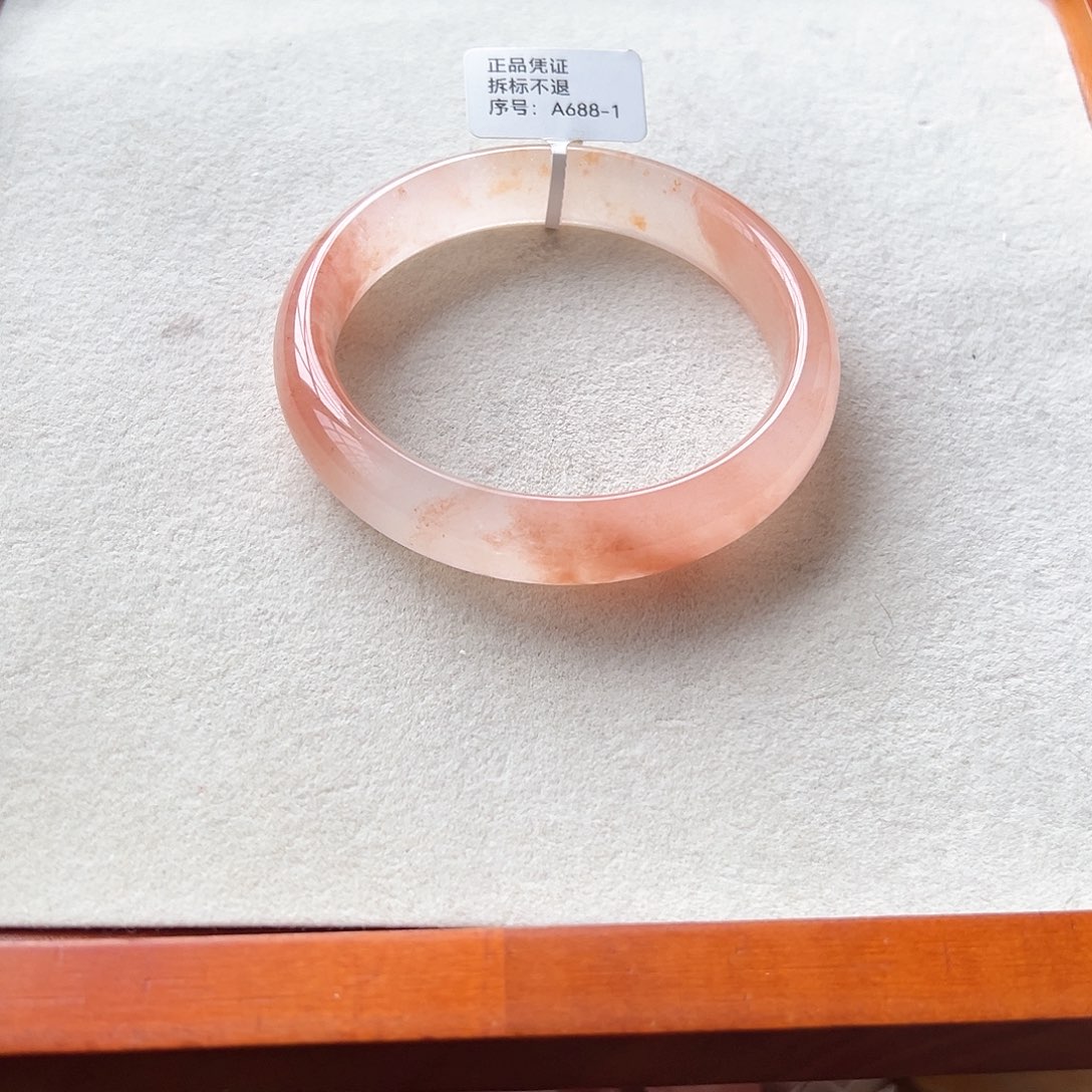 石英质玉手镯未镶嵌奶****?