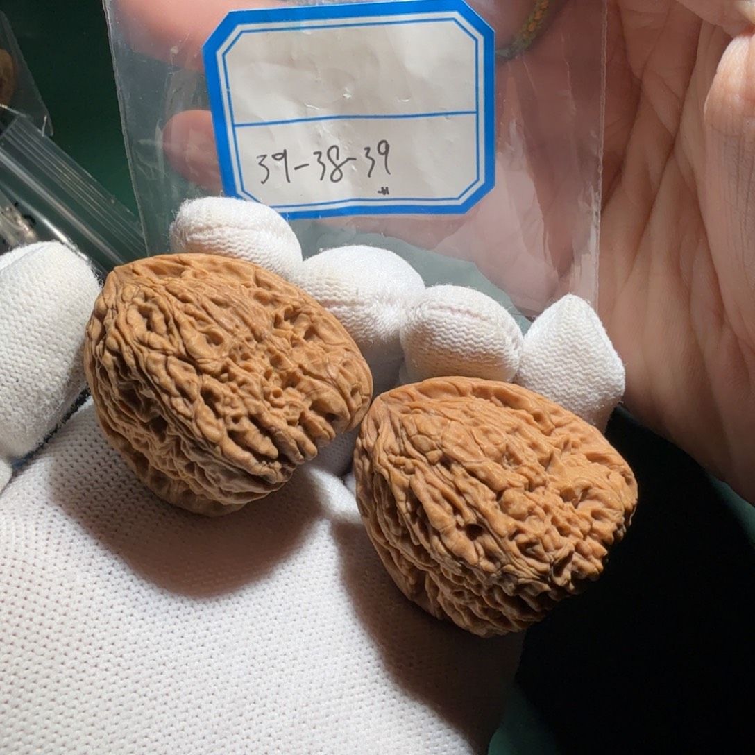 文玩核桃吊坠南疆村三角拉丝25