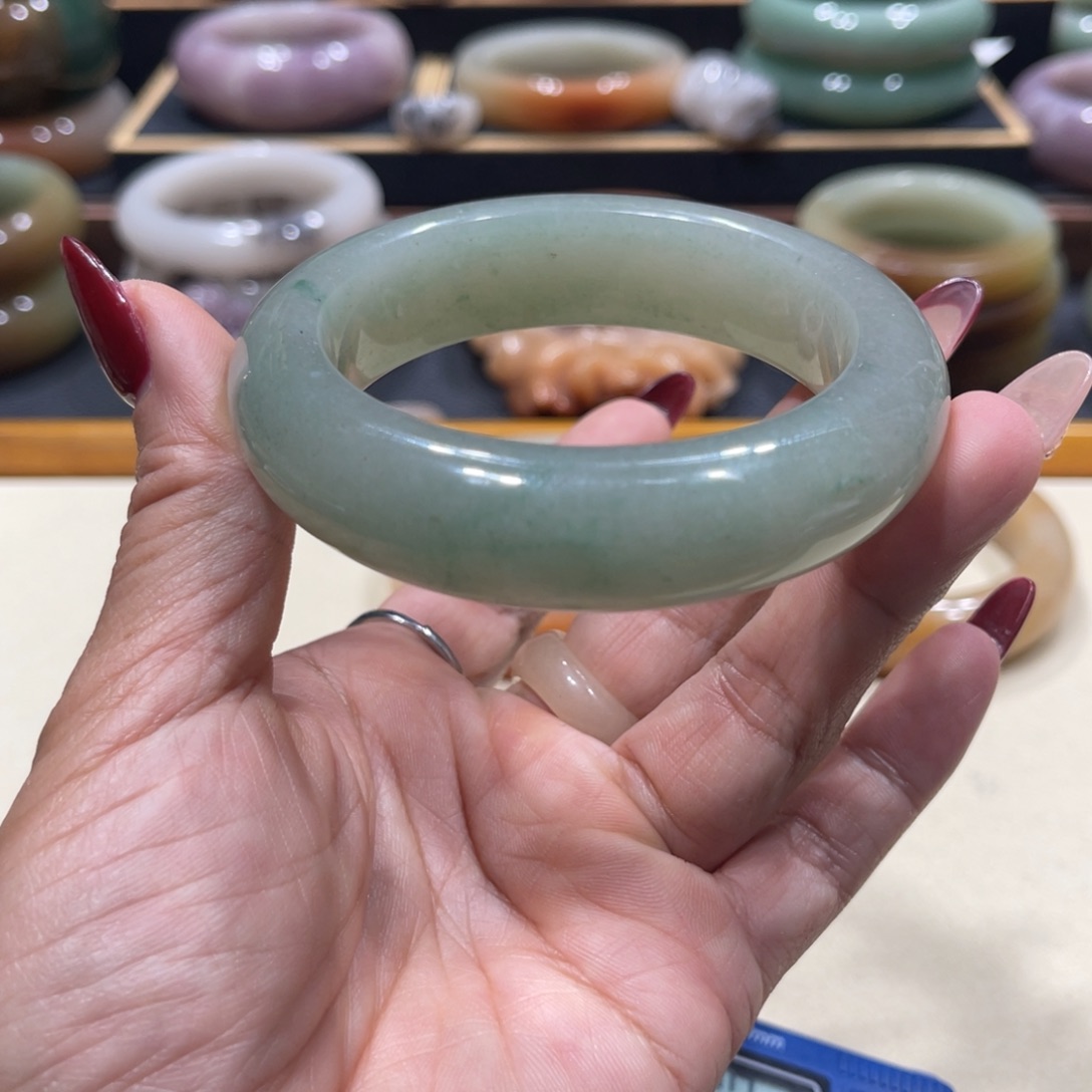 未镶嵌手镯石英岩玉