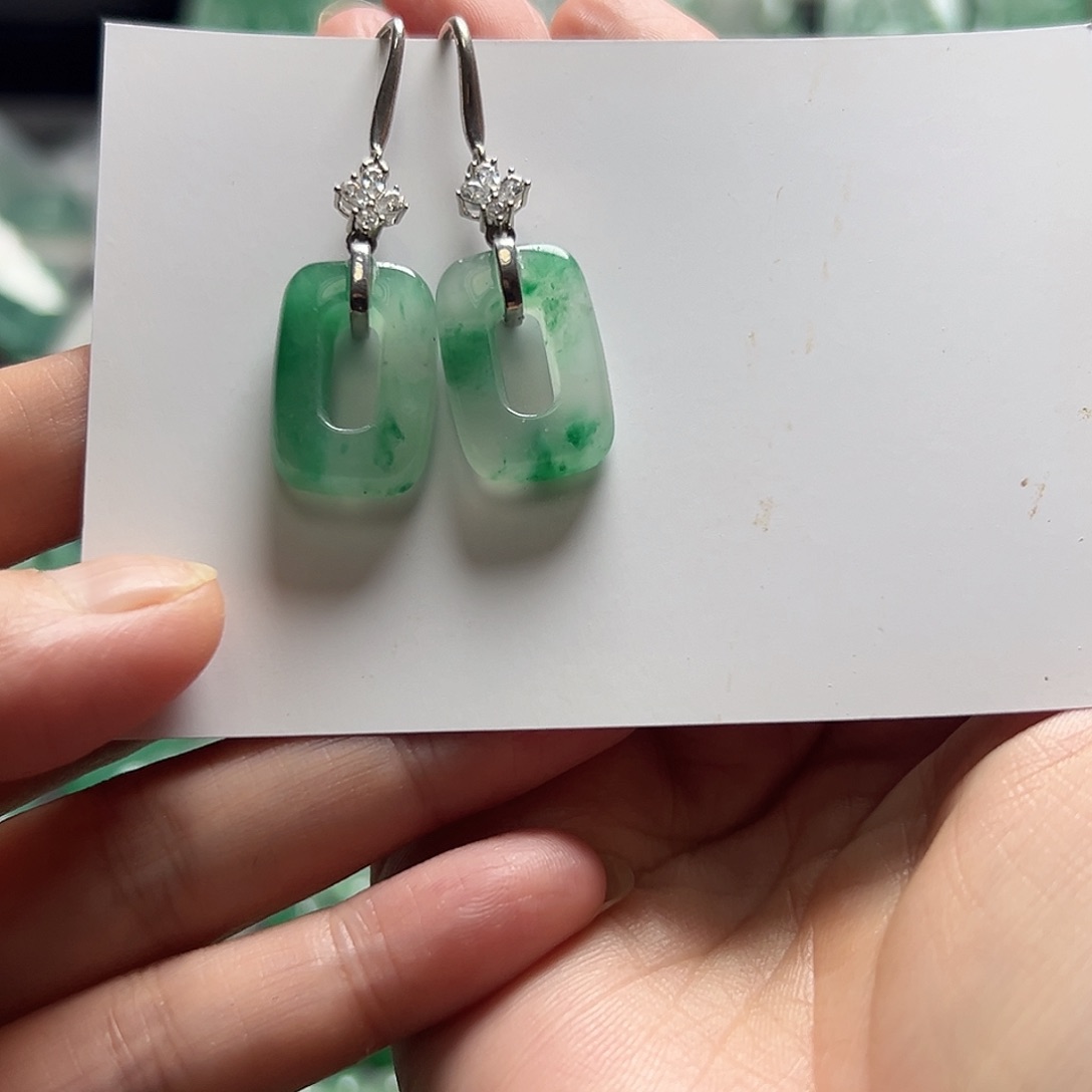 石英质玉未镶嵌颈饰一****艺