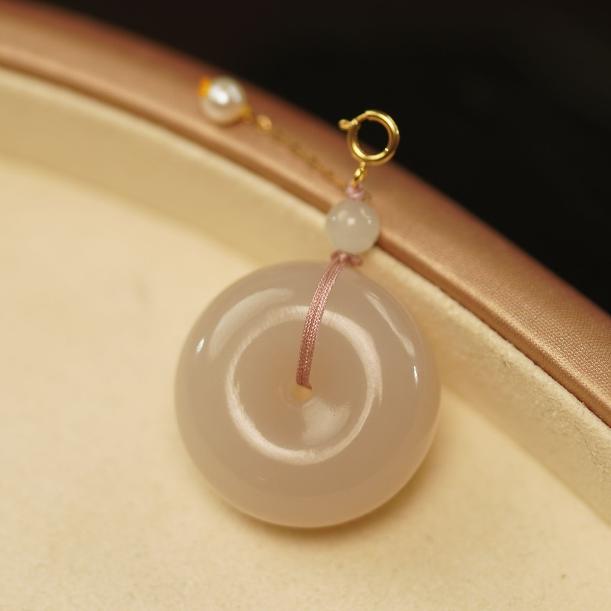 之七珠宝|和田玉老熟浓藕粉平安扣+18k金吊坠 卡25*25*12mm