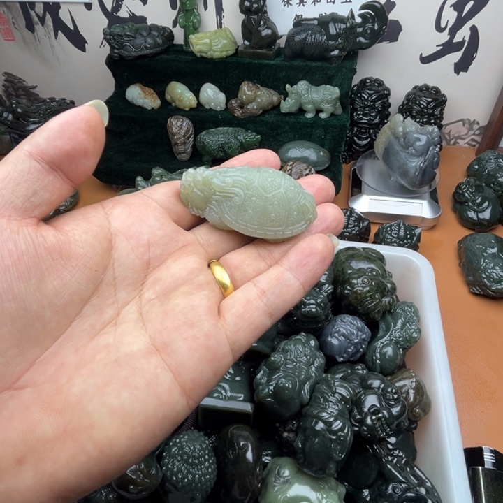 和田玉未镶嵌把件