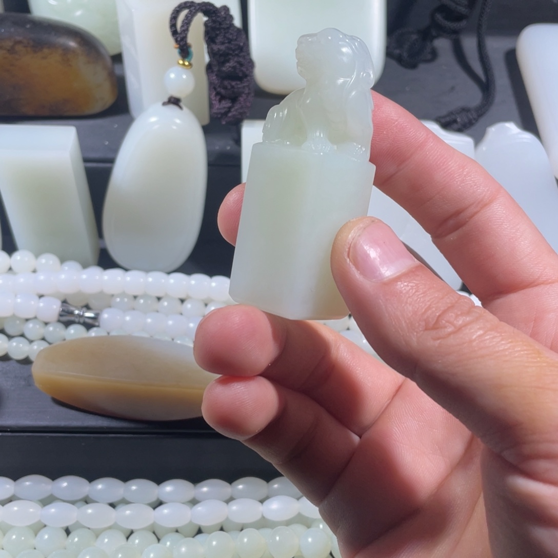 和田玉未镶嵌颈饰印章