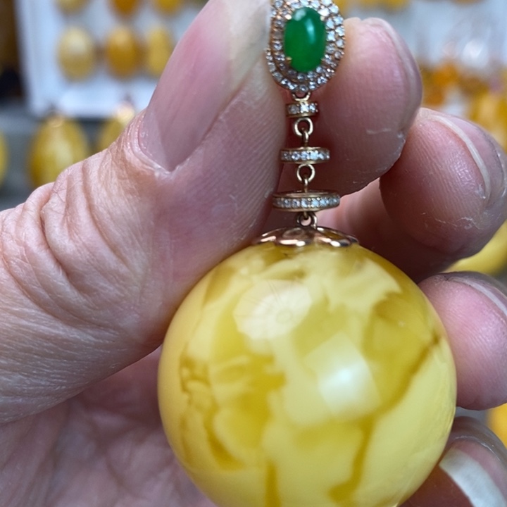 琥珀颈饰18K金镶嵌蜜蜡吊坠