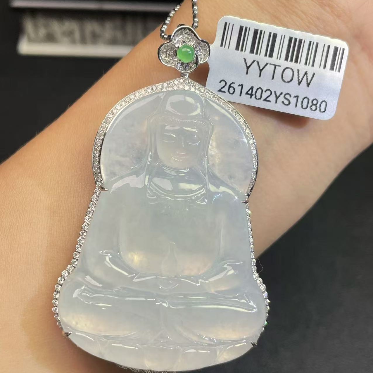 18k金镶嵌缅甸A货翡翠(不含链)