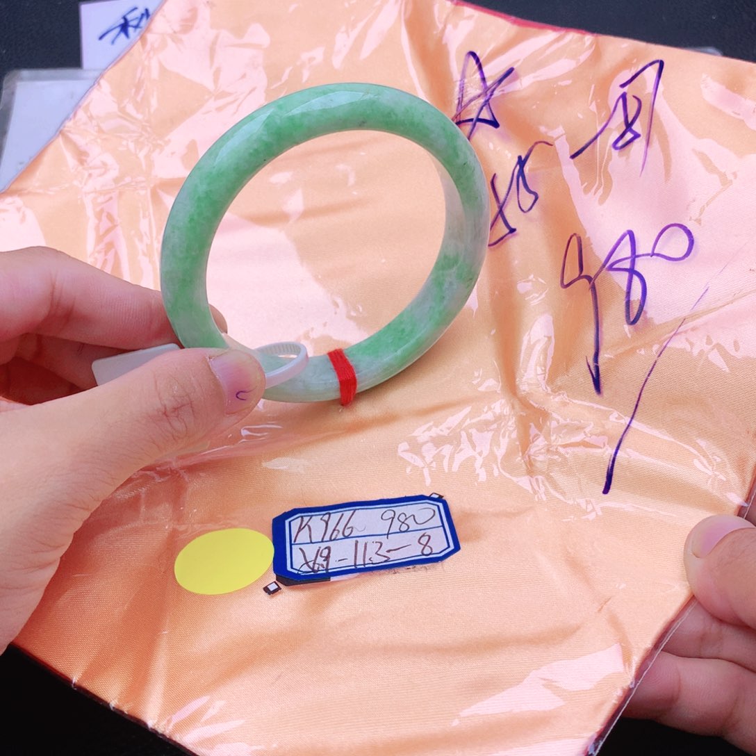 翡翠手镯未镶嵌翡翠