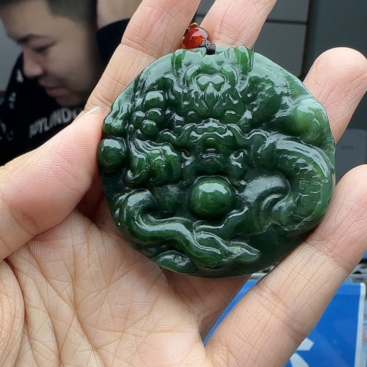 和田玉未镶嵌颈饰有瑕疵