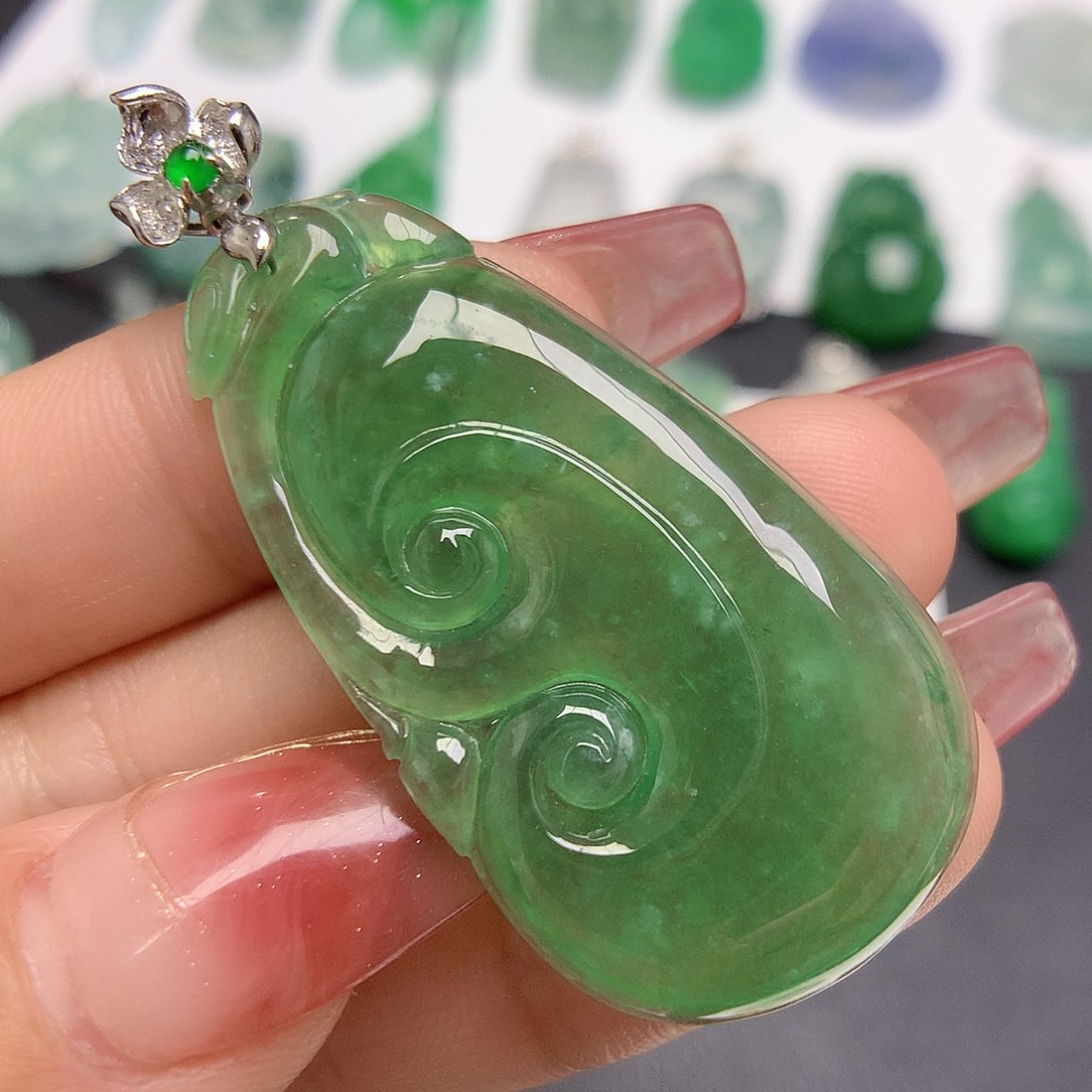 翡翠颈饰18K金镶嵌如意