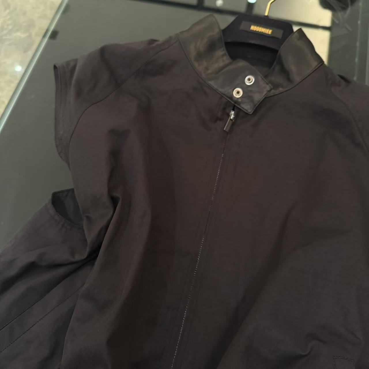 Hooomiee现代潮流搭配无袖黑色单拉链短款外套2024-452