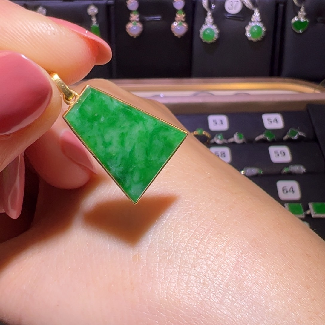 翡翠颈饰18K金镶嵌吊坠