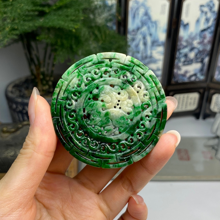 满色阳绿回纹镂空生肖龙圆牌挂件 天然翡翠A货