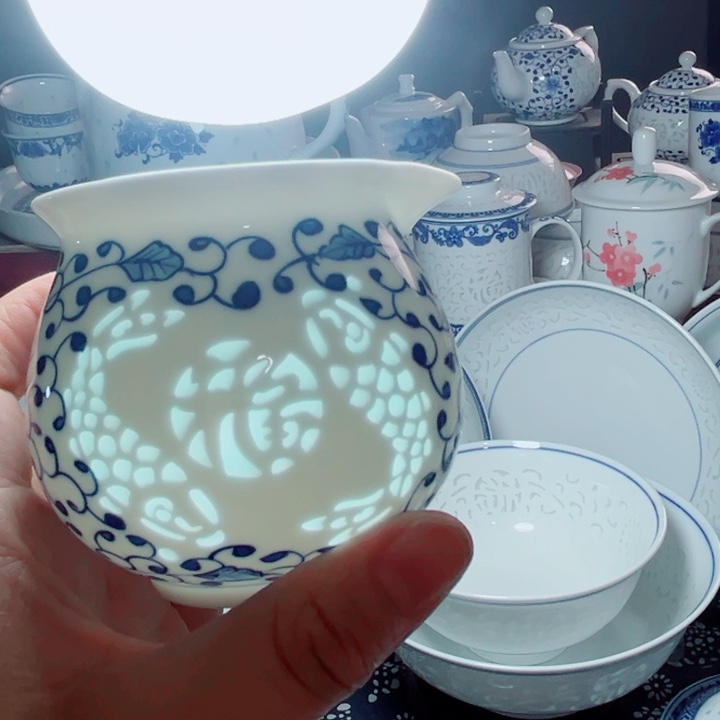 青花玲珑公道杯双鱼福字雕刻