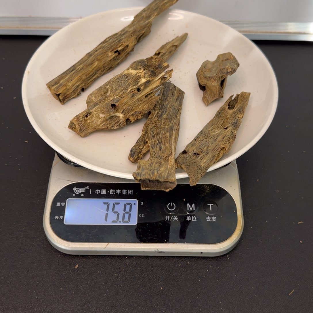 沉香碎屑沉香驼背黑奇虫眼