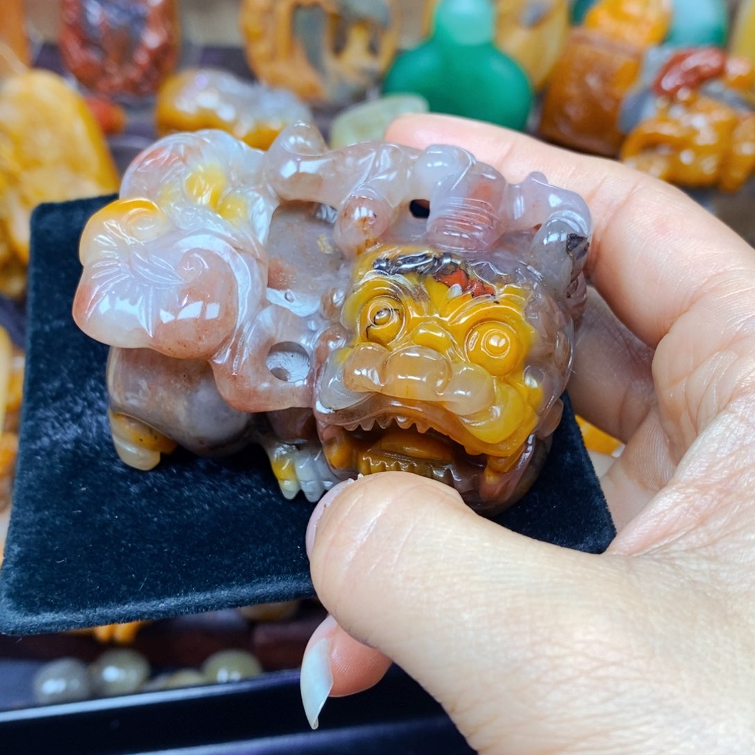 石英质玉（黄龙玉）未镶嵌颈饰