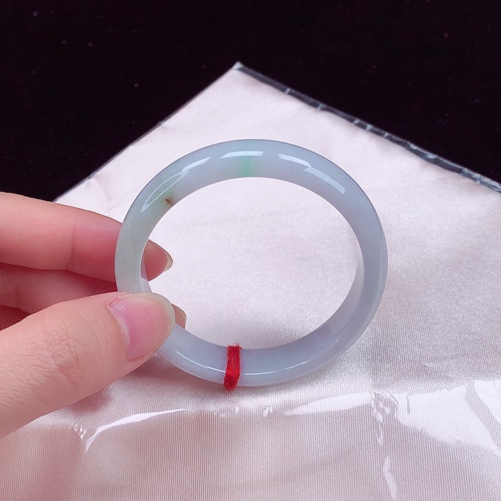 翡翠手镯未镶嵌翡翠