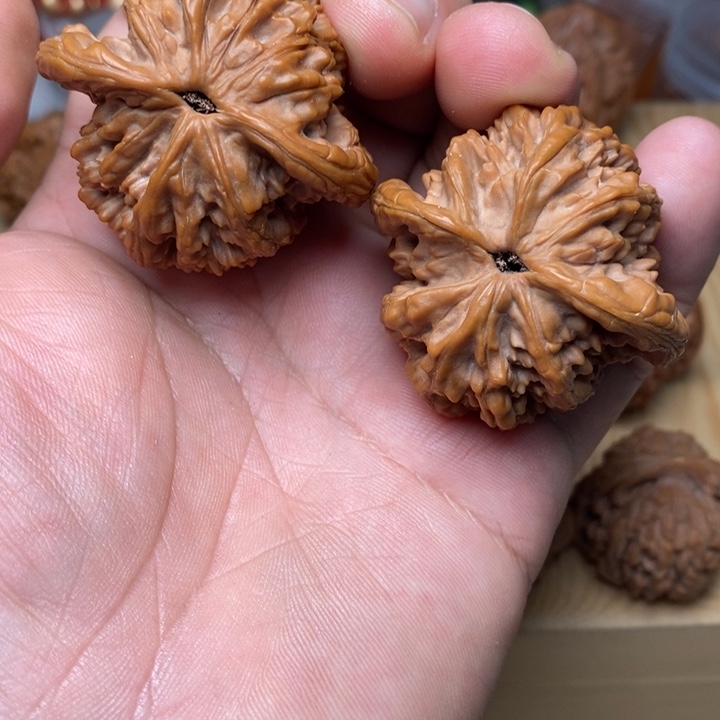 文玩核桃吊坠麦穗虎头43