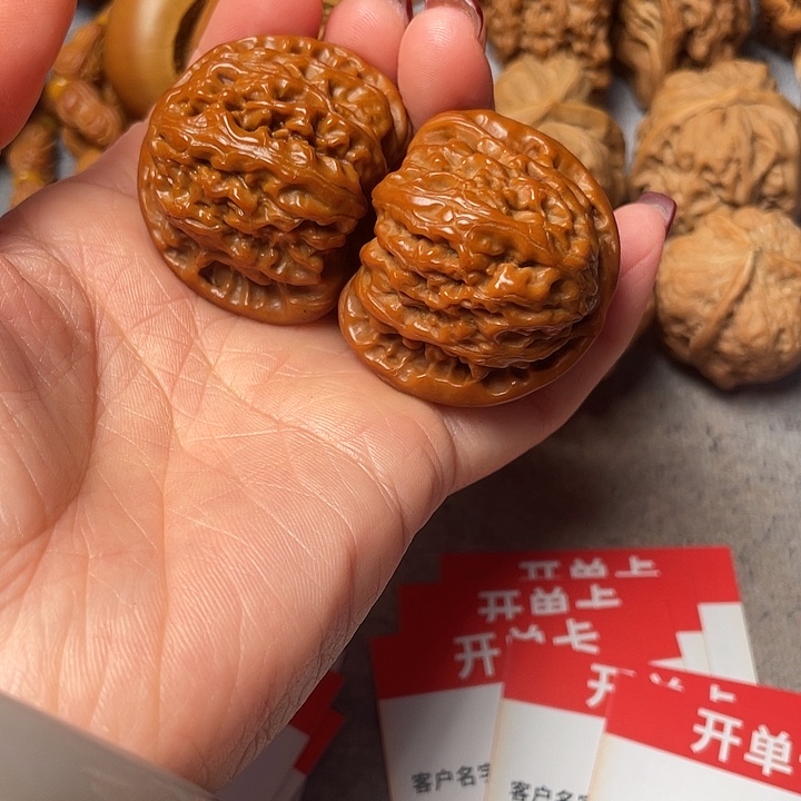 文玩核桃吊坠白狮子