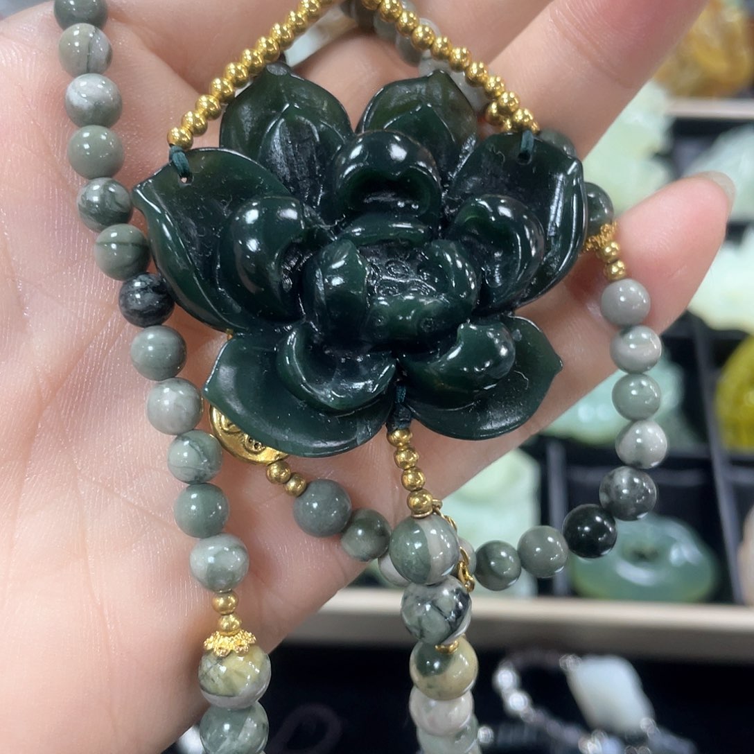 蛇纹石玉颈饰未镶嵌