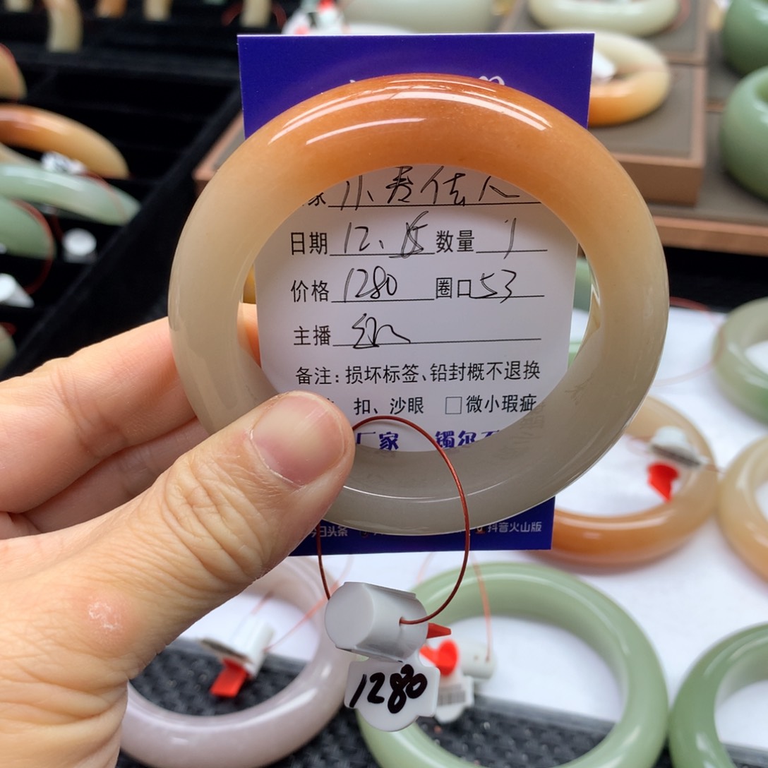 未镶嵌手镯石英质玉小**人