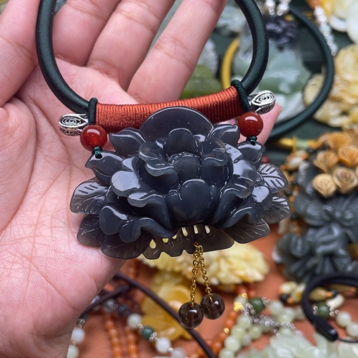 蛇纹石玉吊坠合金