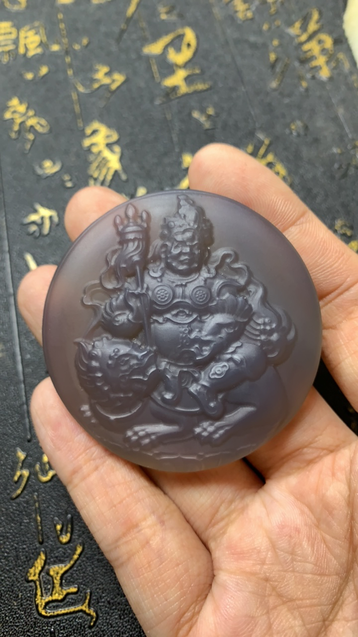 玛瑙雕刻黄财神吊坠