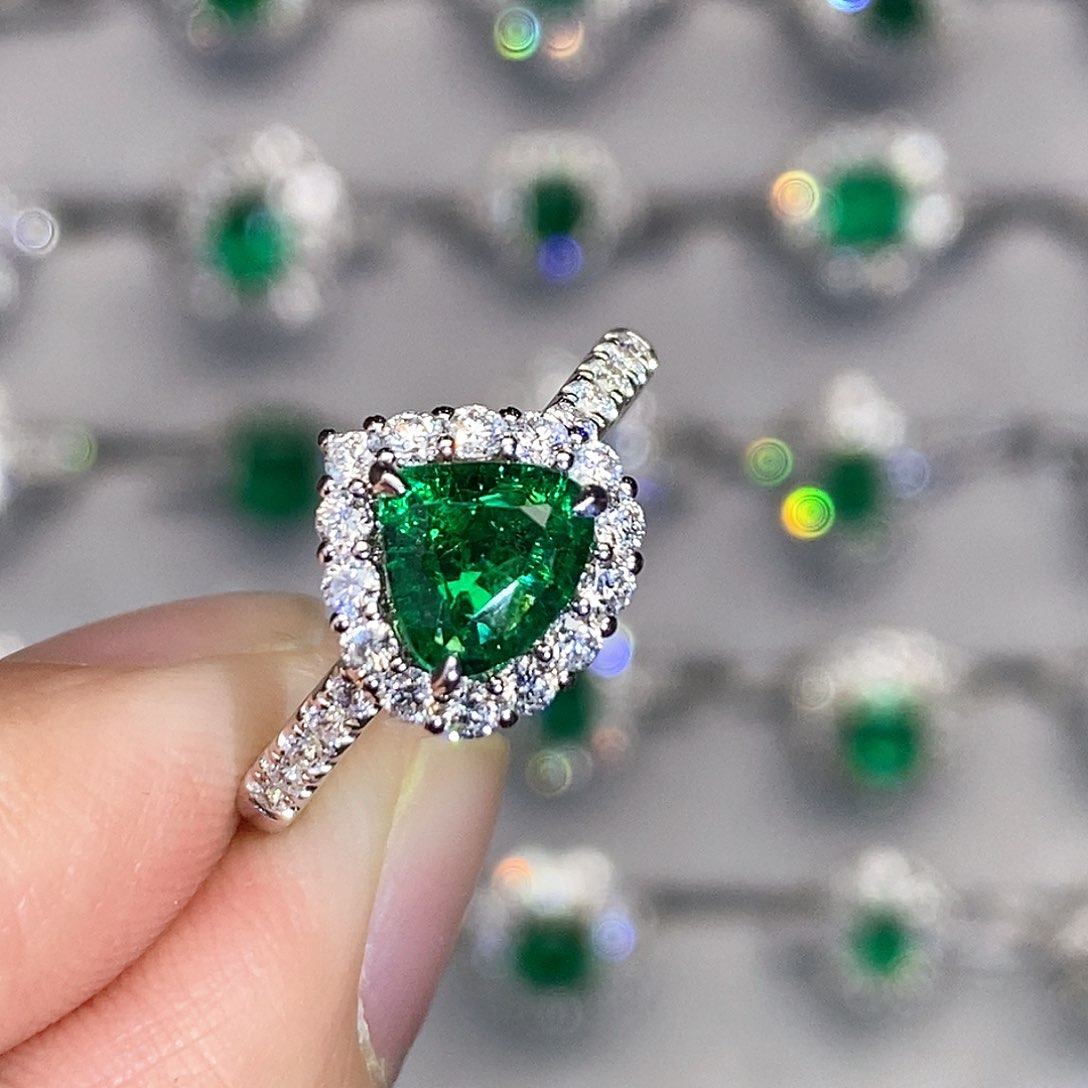 祖母绿戒指18K金镶嵌0.8ct