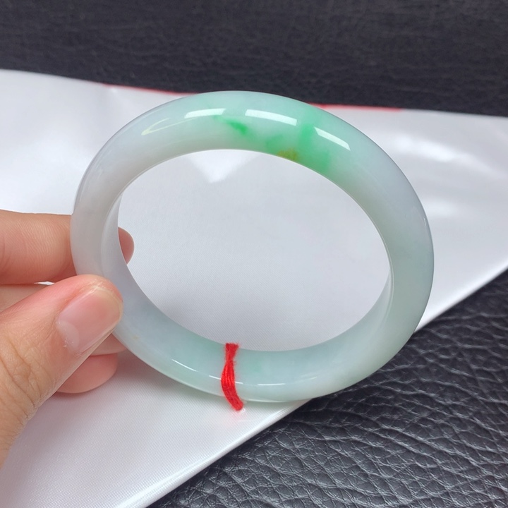翡翠手镯未镶嵌。