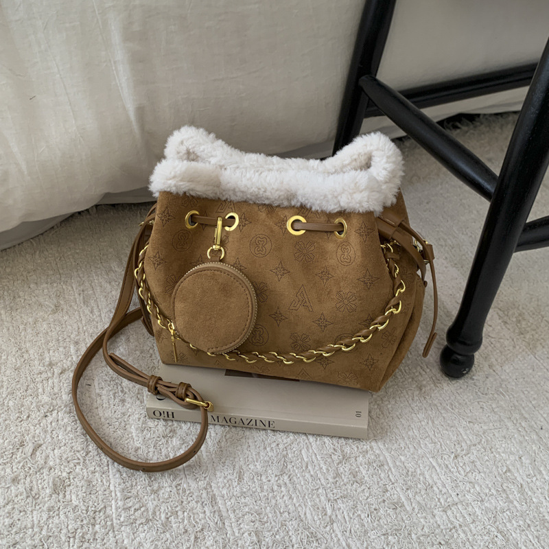 花礼复古麂皮绒包包女通勤百搭斜挎包时尚单肩腋下水桶包