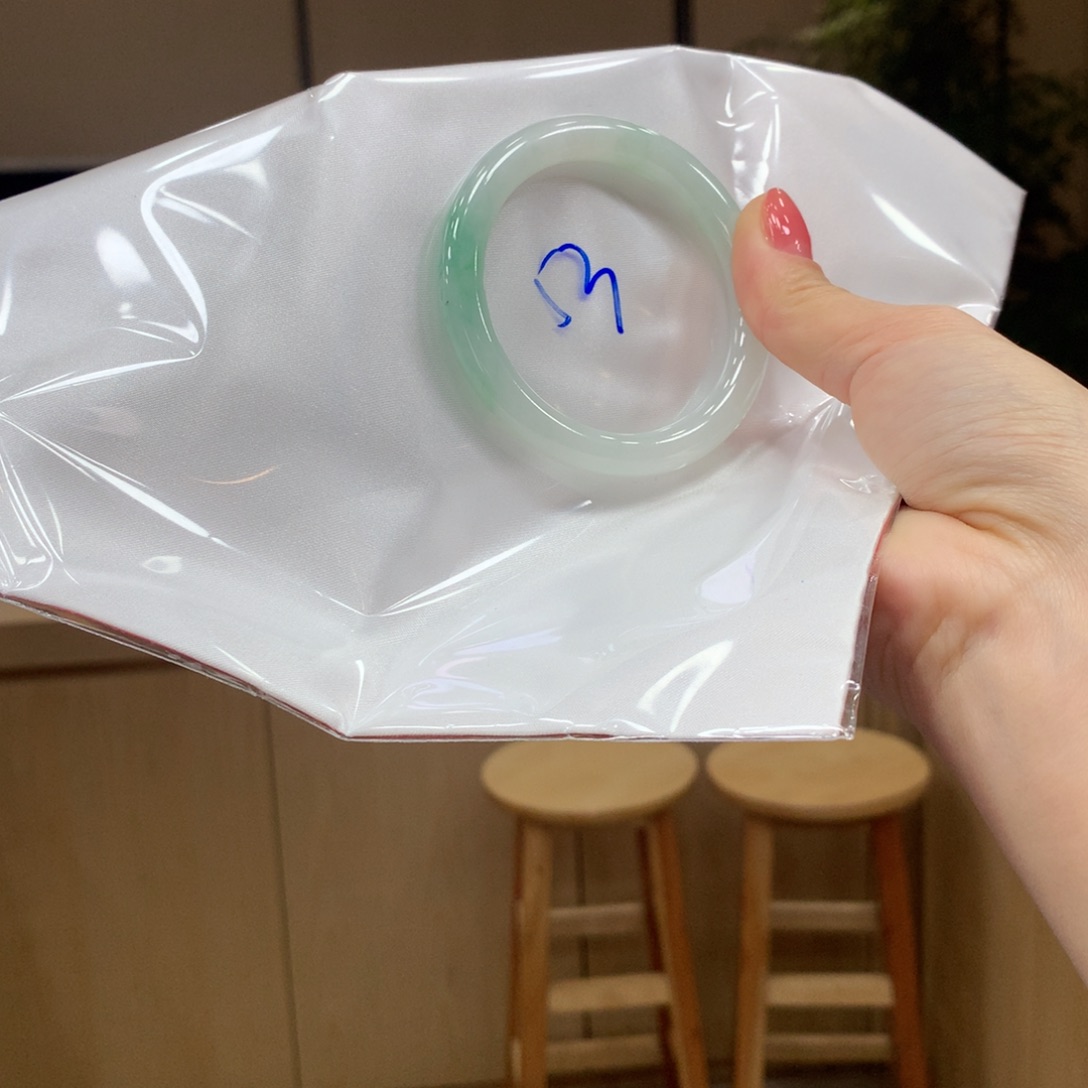 翡翠手镯未镶嵌不退不换