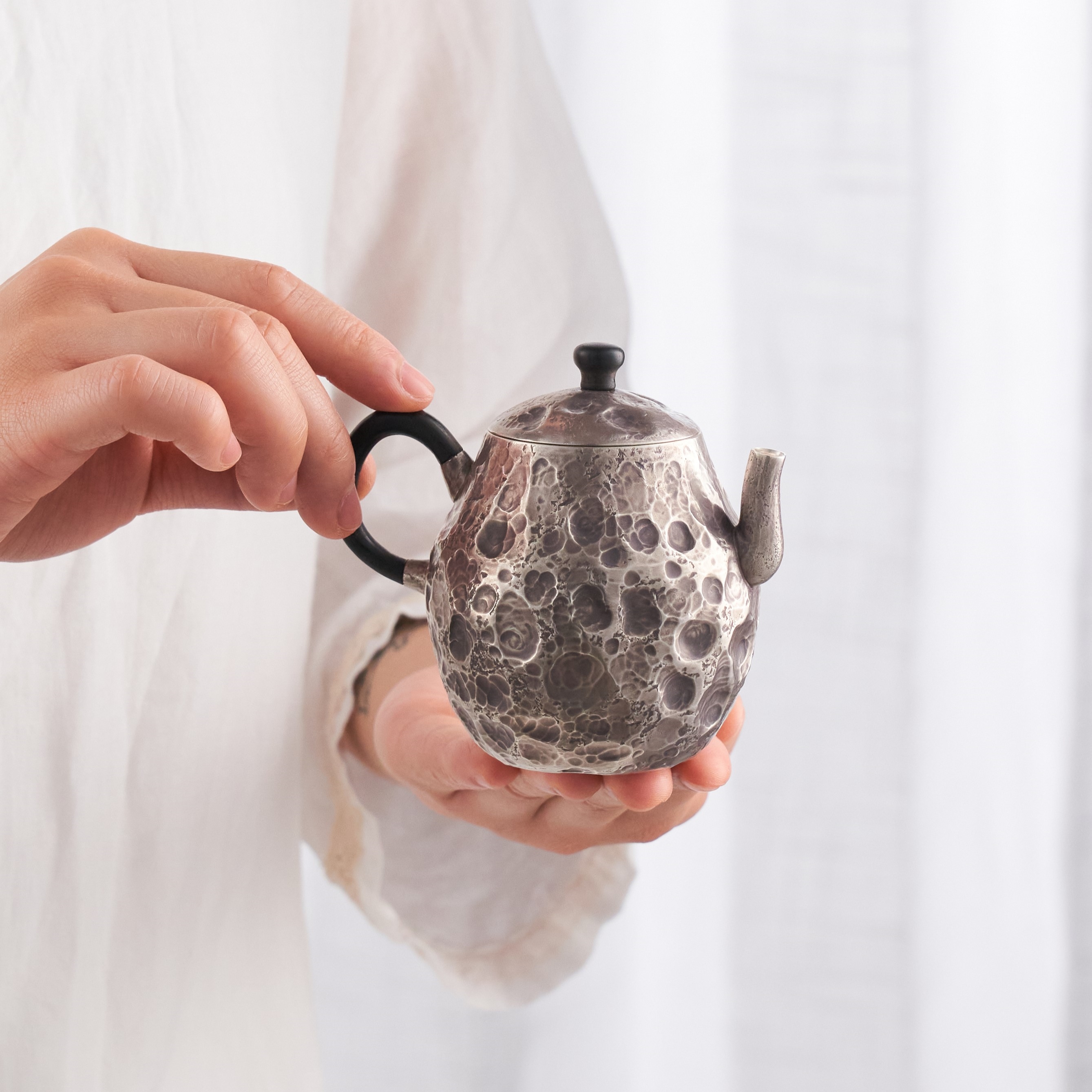 石肌纹岩纹足银泡茶壶