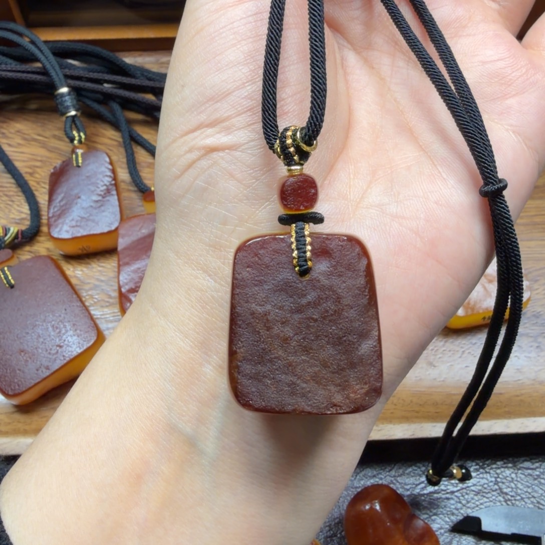 琥珀未镶嵌吊坠(赠链)