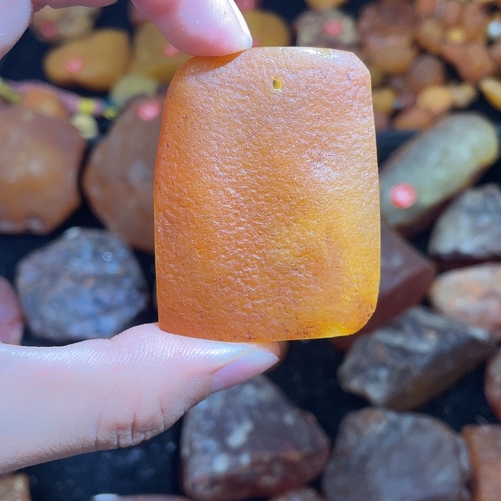 蜜蜡未镶嵌珠宝奇石