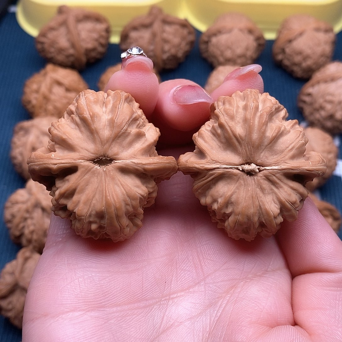 文玩核桃吊坠白狮子40