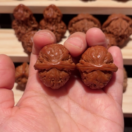 文玩核桃吊坠白狮子