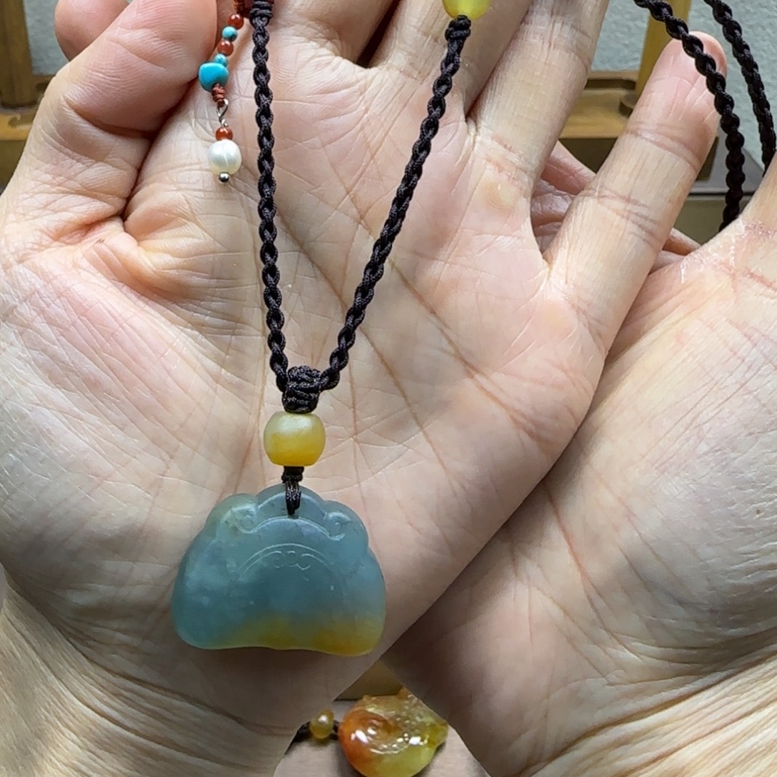 十***一蛇纹石玉未镶嵌颈饰