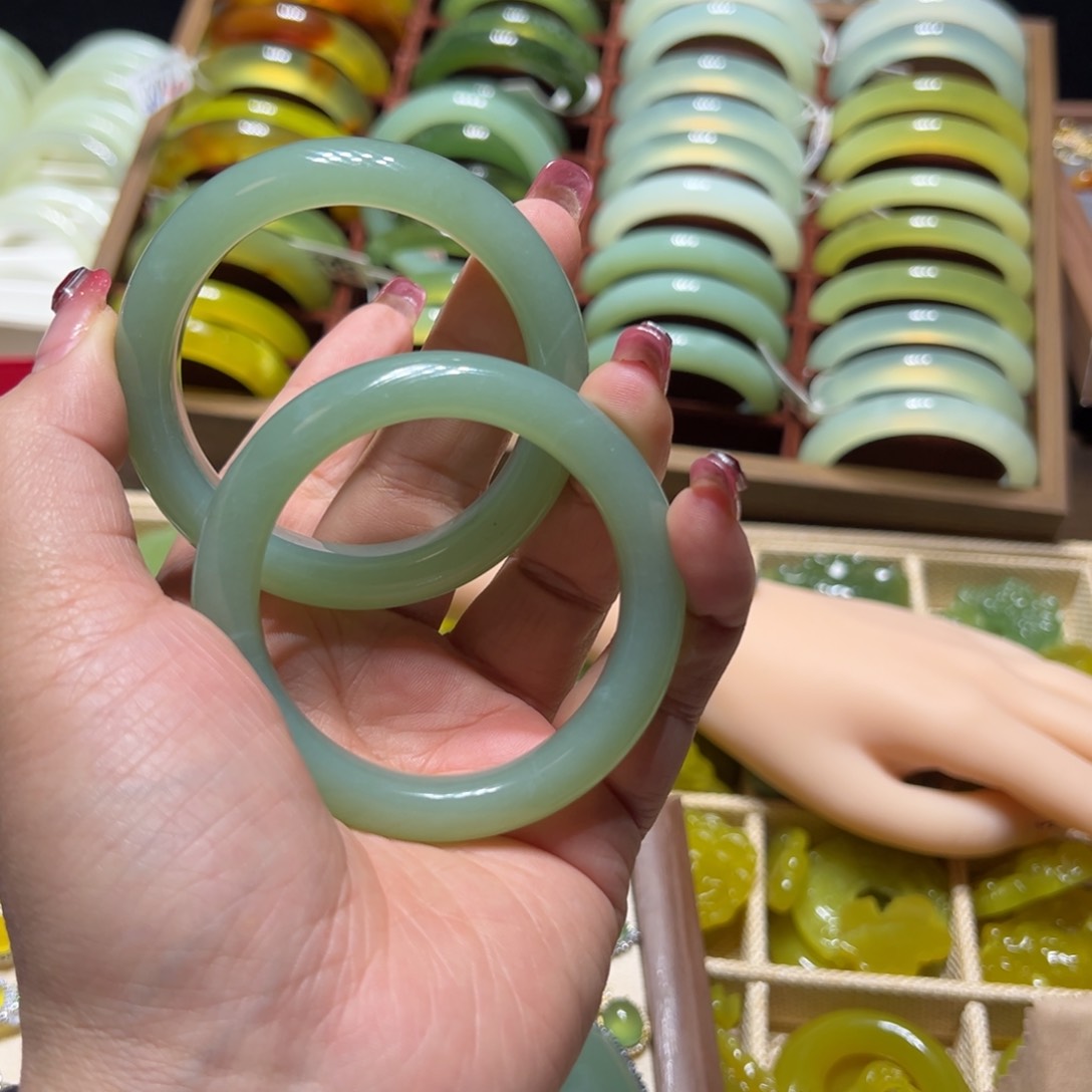 蛇纹石玉手镯未镶嵌举**子