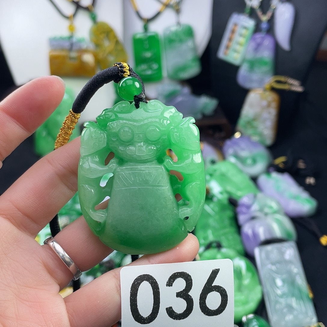 翡翠未镶嵌吊坠(赠链)