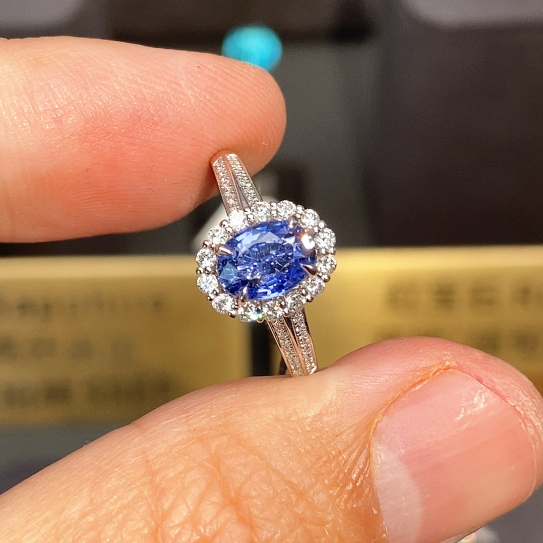 蓝宝石戒指18K金镶嵌0.94克拉
