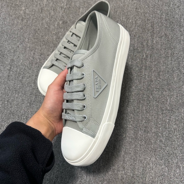未使用 Prada/普拉达 三角标男士低帮帆布板鞋 灰色