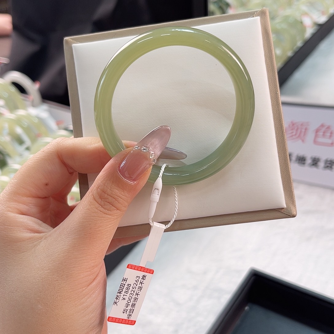 和田玉未镶嵌手镯