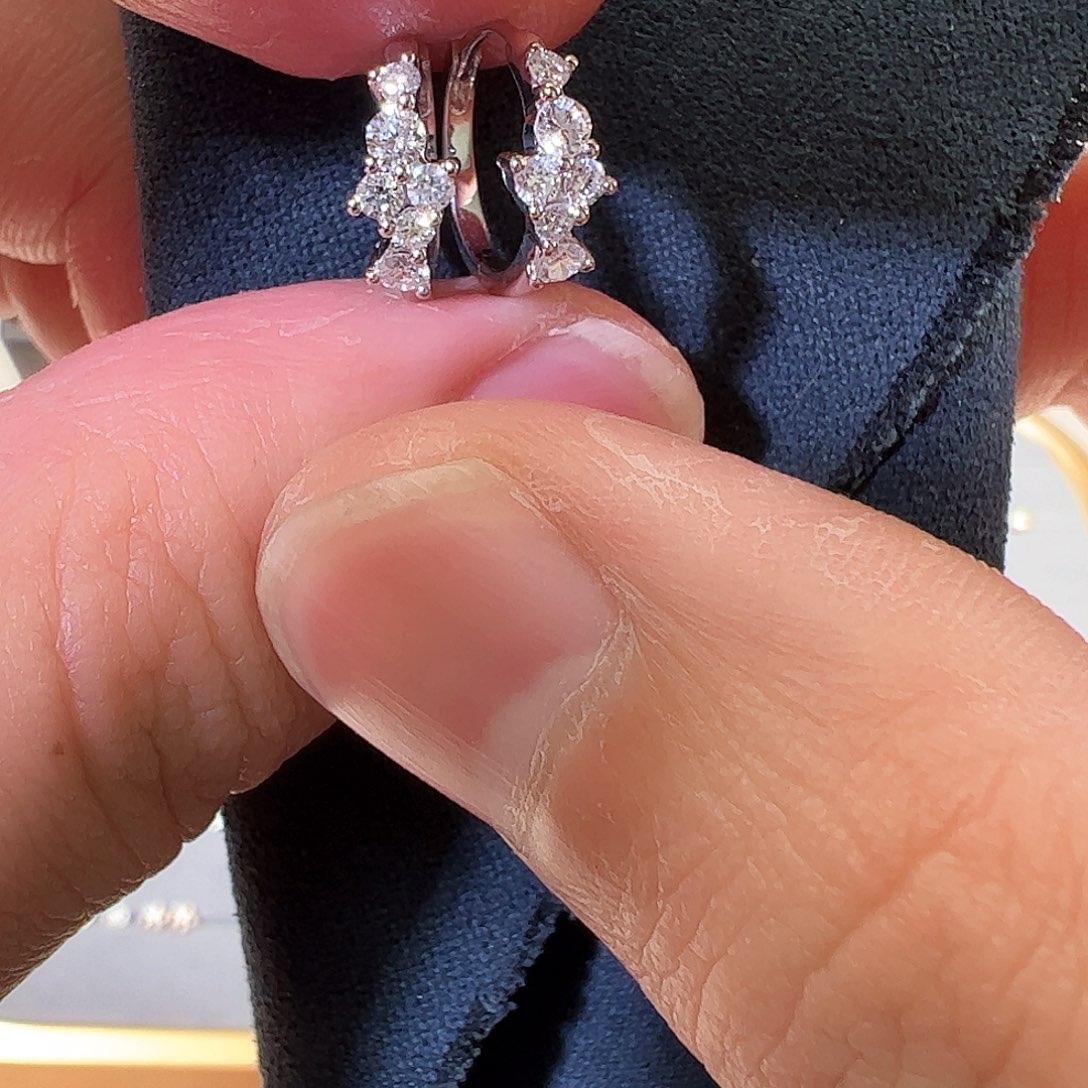 钻石耳饰18K金镶嵌小繁星耳环一对46分