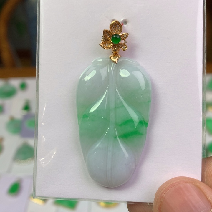 翡翠18K金镶嵌颈饰翡翠