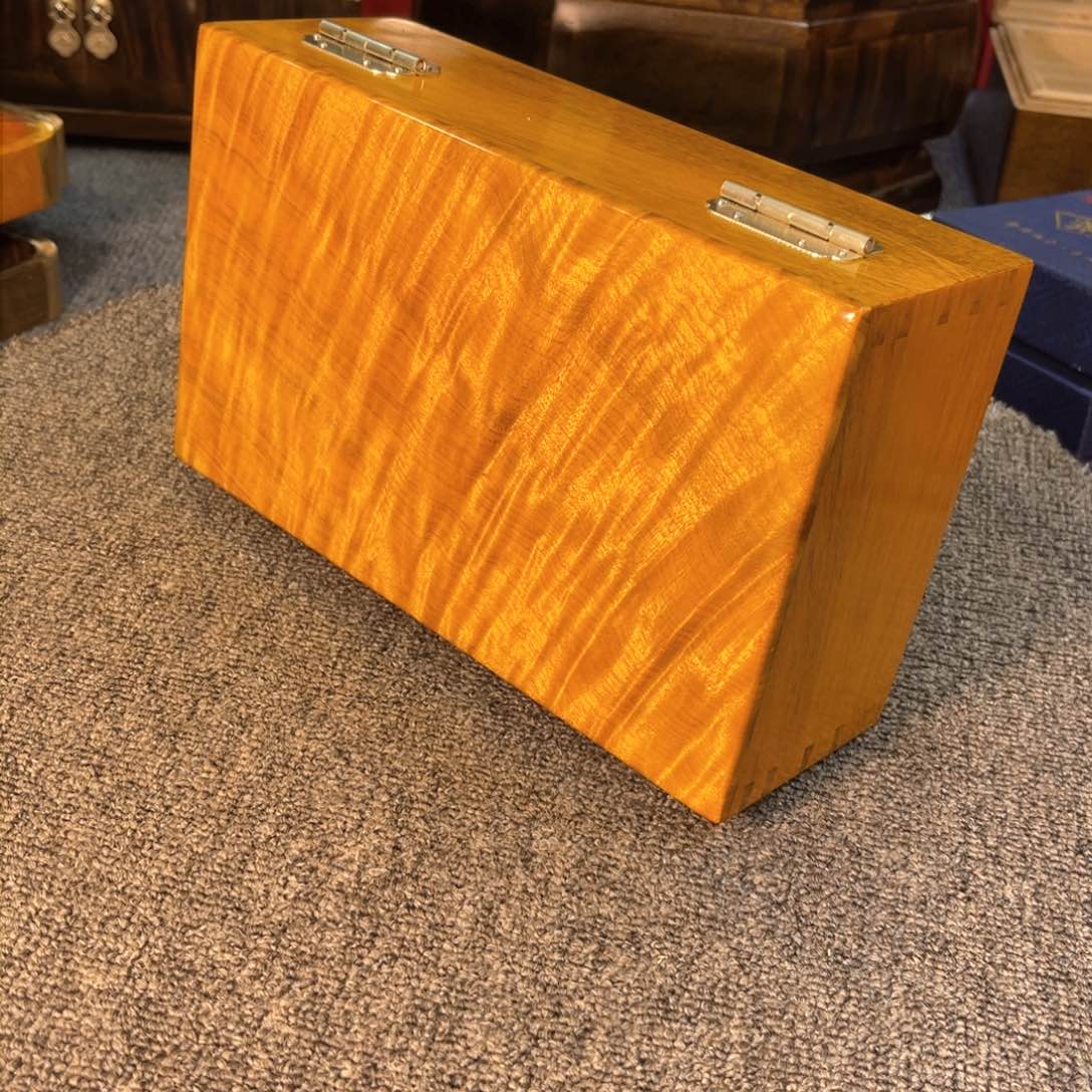 鸡翅木类成套家具盒子