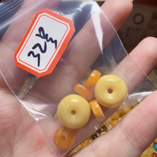 琥珀裸石未镶嵌用****832号，13+mm墩子两颗，4个片