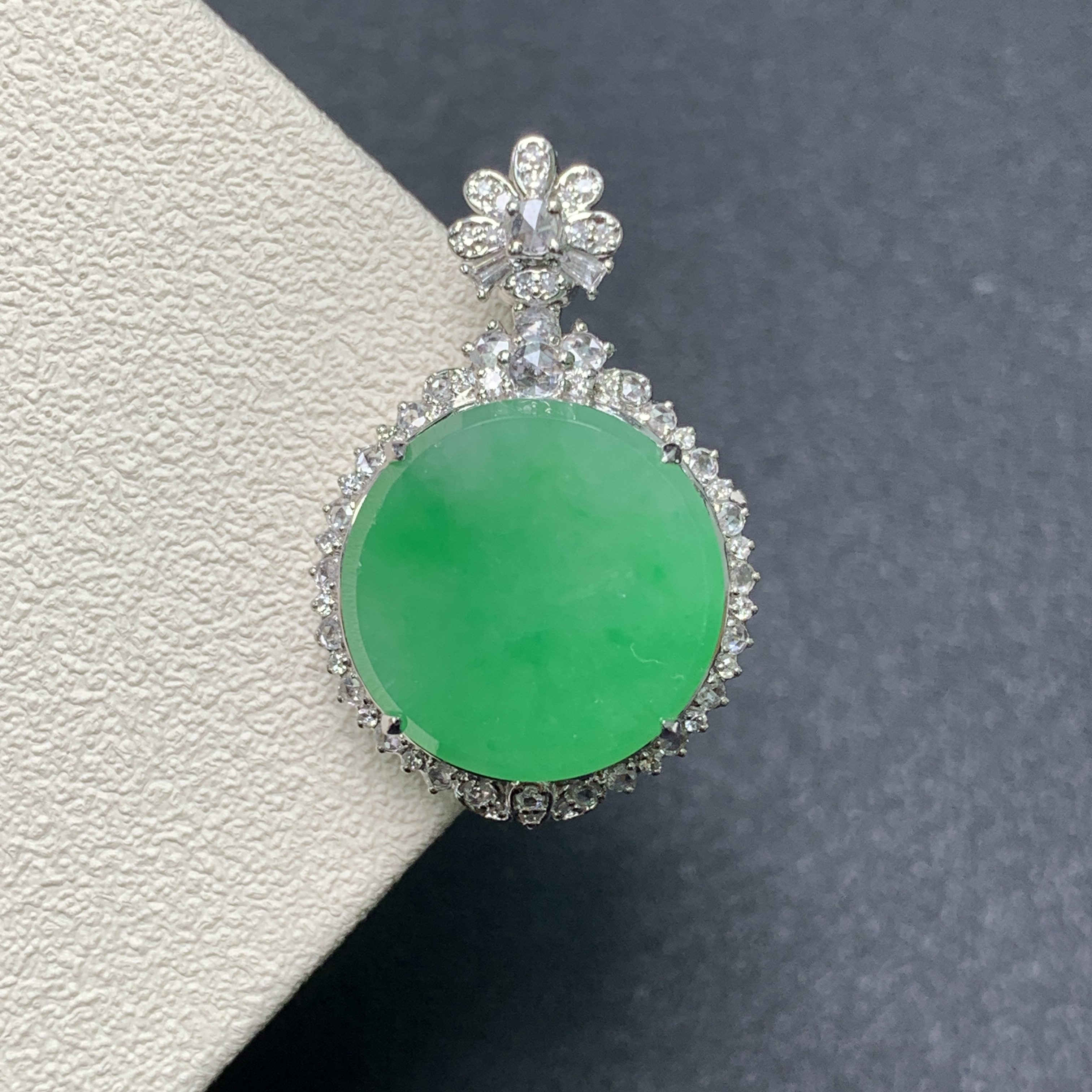 新品推荐·18k金冰阳绿飘花圆无事牌翡翠玉石缅A吊坠气质