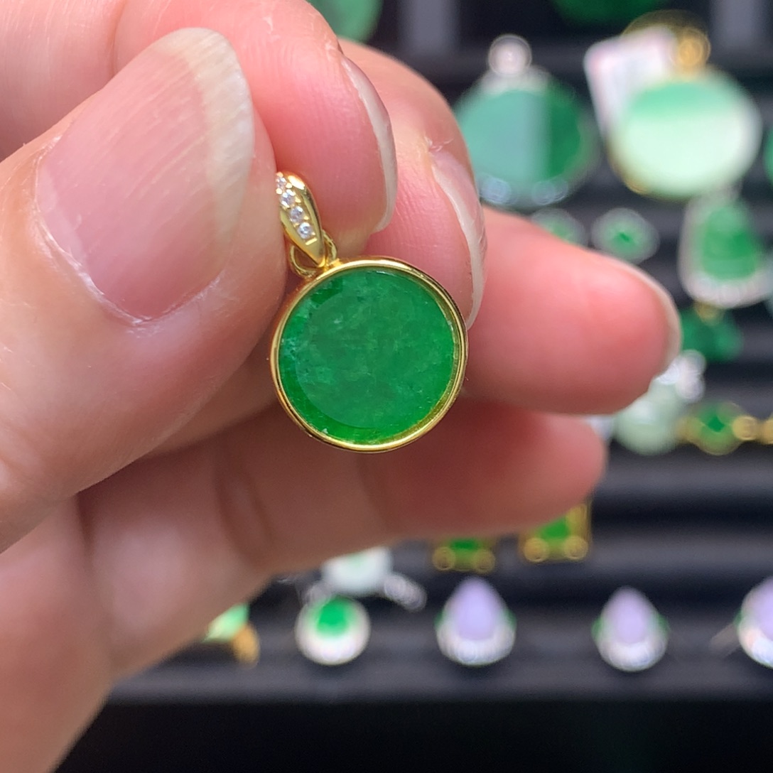 翡翠未镶嵌颈饰有纹裂