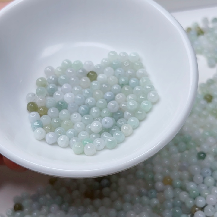 翡翠手链未镶嵌散珠100颗卡4.5，很小