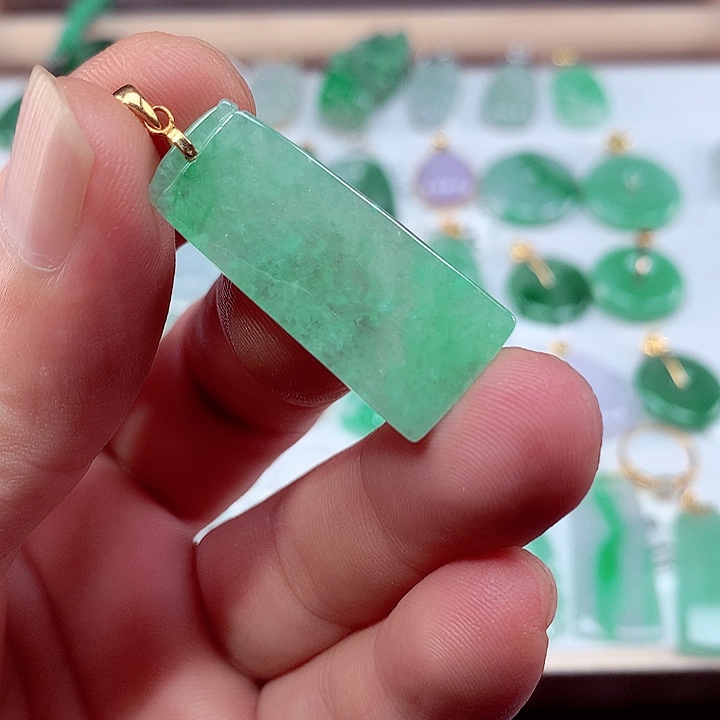 颈饰未镶嵌翡翠吊坠