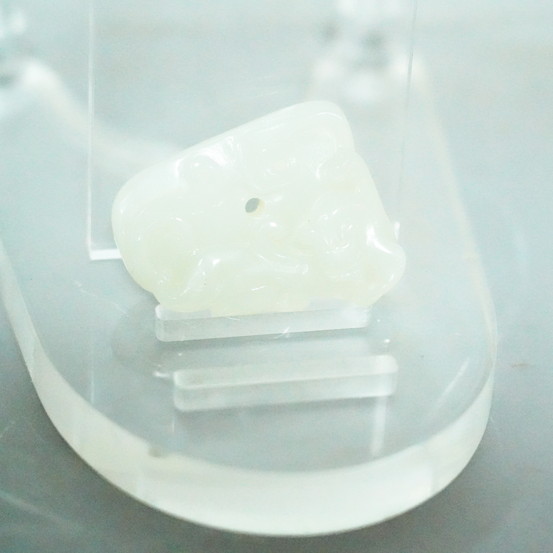 文华开物第22期拍品 11 清 和田白玉龙纹佩